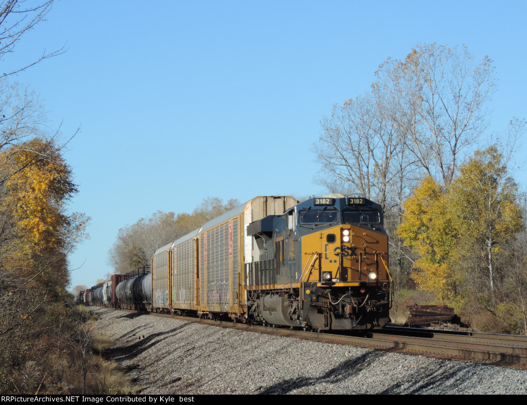 CSX 3182 on M560